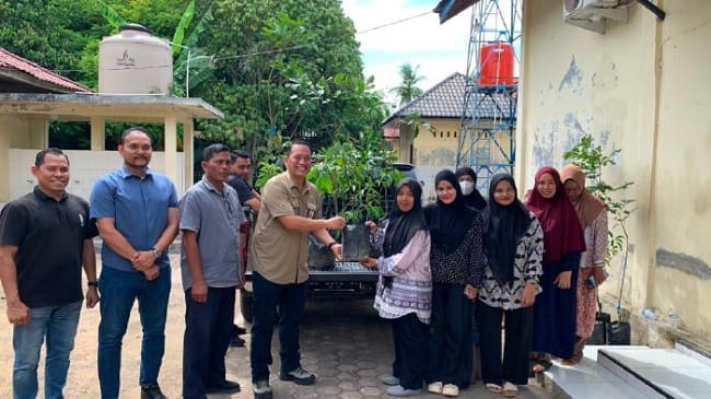 Plt. Kepala Dinas Pertanian Aceh Besar Imam Munandar, STP menyerahkan bibit tanaman sekaligus melakukan pembinaan persiapan menghadapi perlombaan Gammawar Tingkat Provinsi Aceh 2026 di Gampong Bakthu, Kecamatan Sukamakmur, Jum’at (21/8/2026) DOK. DIN Plt. Kepala Dinas Pertanian Aceh Besar Imam Munandar, STP menyerahkan bibit tanaman sekaligus melakukan pembinaan persiapan menghadapi perlombaan Gammawar Tingkat Provinsi Aceh 2026 di Gampong Bakthu, Kecamatan Sukamakmur, Jum’at (21/8/2026) DOK. DIN