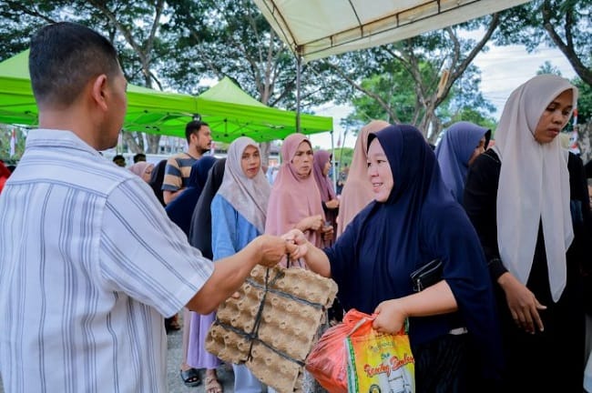 Masyarakat memanfaatkan kesempatan berbelanja kebutuhan pokok pada Gerakan Pangan Murah (GPM) di Blang Bintang, Aceh Besar, Kamis (13/8/2026). FOTO/MC ACEH BESAR Masyarakat memanfaatkan kesempatan berbelanja kebutuhan pokok pada Gerakan Pangan Murah (GPM) di Blang Bintang, Aceh Besar, Kamis (13/8/2026). FOTO/MC ACEH BESAR