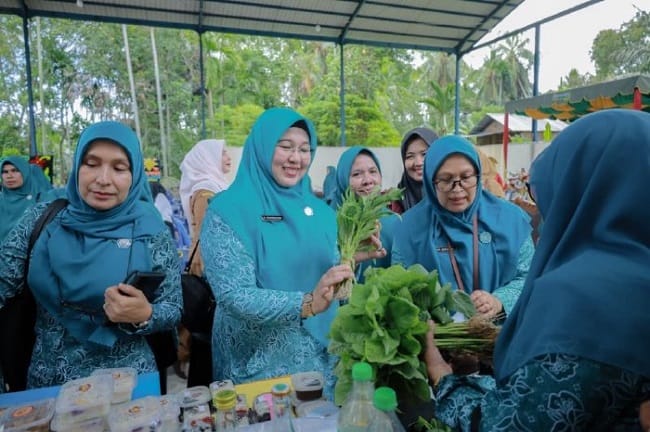 Ketua TP PKK Aceh Besar Hj. Rita Mayasari bersama Wakil Ketua TP PKK Aceh Besar Hj. Nurul Fazli, S.Ag., dan Ketua DWP Aceh Besar Nurbaiti menyaksikan proses penilaian Gammawar di Gampong Meunasah Bakthu, Kecamatan Sukamakmur, Kabupaten Aceh Besar Ketua TP PKK Aceh Besar Hj. Rita Mayasari bersama Wakil Ketua TP PKK Aceh Besar Hj. Nurul Fazli, S.Ag., dan Ketua DWP Aceh Besar Nurbaiti menyaksikan proses penilaian Gammawar di Gampong Meunasah Bakthu, Kecamatan Sukamakmur, Kabupaten Aceh Besar