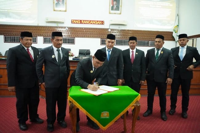 Bupati Aceh Besar H Muharram Idris didampingi Wakil Bupati Aceh Besar Drs Syukri dan Sekdakab Bahrul Jamil SSos MSi bersama Pimpinan DPRK Aceh Besar menandatangani Berita Acara persetujuan bersama Rancangan Qanun Kabupaten Aceh Besar Tentang Pertang Bupati Aceh Besar H Muharram Idris didampingi Wakil Bupati Aceh Besar Drs Syukri dan Sekdakab Bahrul Jamil SSos MSi bersama Pimpinan DPRK Aceh Besar menandatangani Berita Acara persetujuan bersama Rancangan Qanun Kabupaten Aceh Besar Tentang Pertang
