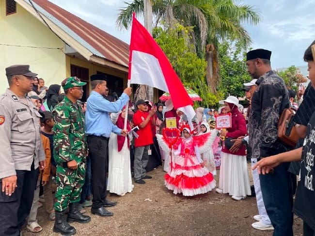 Camat Kuta Baro Zahrul Fuadi SE MM, melepas karnaval peringatan HUT ke-81 RI, di halaman Kantor Camat Kuta Baro, Aceh Besar, Minggu (16/8/2026). FOTO/ MC ACEH BESAR