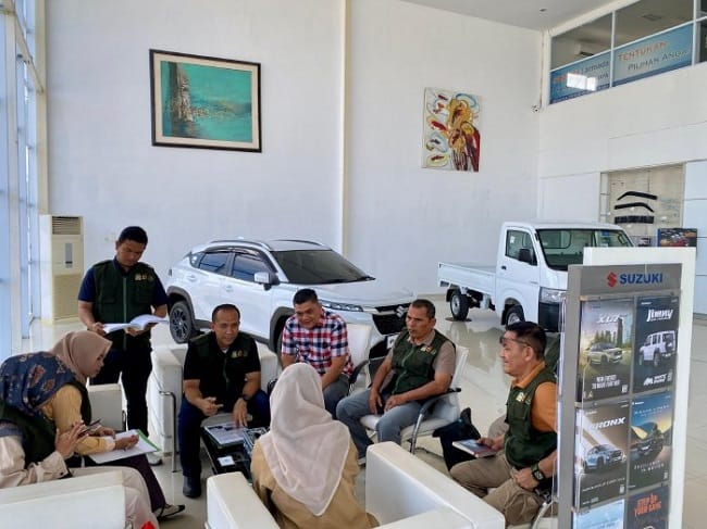 Tim Pengawas Lingkungan Hidup Aceh Besar melaksanakan inspeksi, pembinaan, dan pengawasan terhadap kepatuhan pengelolaan lingkungan di PT Armada Banda Jaya, showroom kendaraan merek Suzuki, Kecamatan Darul Imarah, Kamis (30/7/2026). FOTO/MC ACEH BESAR Tim Pengawas Lingkungan Hidup Aceh Besar melaksanakan inspeksi, pembinaan, dan pengawasan terhadap kepatuhan pengelolaan lingkungan di PT Armada Banda Jaya, showroom kendaraan merek Suzuki, Kecamatan Darul Imarah, Kamis (30/7/2026). FOTO/MC ACEH BESAR