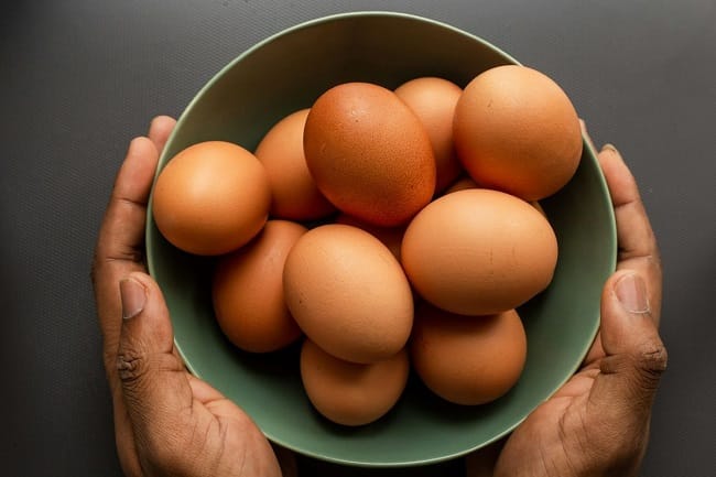 Ilustrasi telur ayam. Harga komoditas daging ayam ras dan telur ayam ras di wilayah Bali terpantau mulai melandai pada akhir Juni 2026. Dinas Perindustrian dan Perdagangan (Disperindag) Provinsi Bali memetakan sejumlah faktor utama yang menjadi pemicu penurunan harga pangan tersebut, salah satunya akibat pola pergeseran permintaan pasar selama masa liburan.(UNSPLASH/LOUIS HANSEN) Ilustrasi telur ayam. Harga komoditas daging ayam ras dan telur ayam ras di wilayah Bali terpantau mulai melandai pada akhir Juni 2026. Dinas Perindustrian dan Perdagangan (Disperindag) Provinsi Bali memetakan sejumlah faktor utama yang menjadi pemicu penurunan harga pangan tersebut, salah satunya akibat pola pergeseran permintaan pasar selama masa liburan.(UNSPLASH/LOUIS HANSEN)