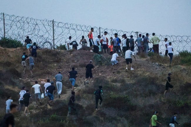 Warga berkumpul di sebuah bukit dekat Bab Sebta di perbatasan Maroko-Spanyol, di dekat wilayah eksklave Spanyol, Ceuta, dan kota Fnideq di Maroko pada 30 Juli 2026. Menurut seorang jurnalis AFP, ratusan orang berdatangan ke kota Fnideq di wilayah utara Maroko pada 30 Juli menyusul kabar burung bahwa perbatasan dengan wilayah Ceuta milik Spanyol telah dibuka. Sebelumnya, Spanyol melaporkan sembilan kematian setelah ratusan migran memasuki wilayah eksklave di Afrika Utara tersebut dari Maroko, sebagian besar dengan cara berenang. (ABDELMAJID BZIOUAT) Warga berkumpul di sebuah bukit dekat Bab Sebta di perbatasan Maroko-Spanyol, di dekat wilayah eksklave Spanyol, Ceuta, dan kota Fnideq di Maroko pada 30 Juli 2026. Menurut seorang jurnalis AFP, ratusan orang berdatangan ke kota Fnideq di wilayah utara Maroko pada 30 Juli menyusul kabar burung bahwa perbatasan dengan wilayah Ceuta milik Spanyol telah dibuka. Sebelumnya, Spanyol melaporkan sembilan kematian setelah ratusan migran memasuki wilayah eksklave di Afrika Utara tersebut dari Maroko, sebagian besar dengan cara berenang. (ABDELMAJID BZIOUAT)