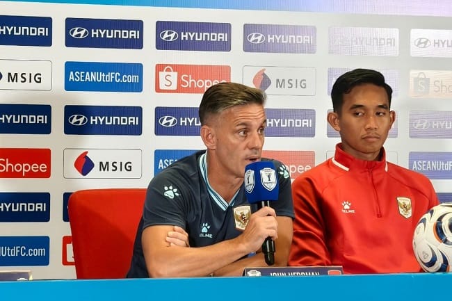 Pelatih Timnas Indonesia, John Herdman, berbicara dalam sesi konferensi pers di Stadion Utama Gelora Bung Karno, Minggu (2/8/2026) jelang laga ASEAN Championship atau Piala AFF 2026 melawan Vietnam.(KOMPAS.com/Firzie A. Idris)
