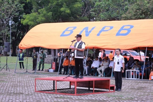 Bupati Aceh Besar H Muharram Idris bertindak selaku Pembina Apel Siaga Bencana Hidrometeorologi kering (kekeringan) di Lapangan Bungong Jeumpa Kota Jantho, Rabu (5/8/2026). FOTO/ PROKOPIM PEMKAB ACEH BESAR Bupati Aceh Besar H Muharram Idris bertindak selaku Pembina Apel Siaga Bencana Hidrometeorologi kering (kekeringan) di Lapangan Bungong Jeumpa Kota Jantho, Rabu (5/8/2026). FOTO/ PROKOPIM PEMKAB ACEH BESAR