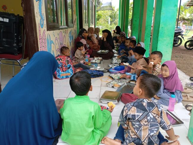 Makan Bersama Didampingi Guru, Anak-anak PAUD Bina Beusare Lahap Nikmati MBG Makan Bersama Didampingi Guru, Anak-anak PAUD Bina Beusare Lahap Nikmati MBG. Foto: Istimewa