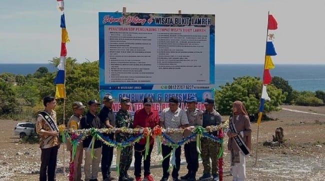 Asisten III Sekdakab Aceh Besar, Abdullah, S.Sos., memotong pita pertanda diresmikan kembali destinasi wisata Bukit Lamreh di Desa Lamreh, Kecamatan Masjid Raya, Kabupaten Aceh Besar, Minggu (23/8/2026). FOTO/MC ACEH BESAR Asisten III Sekdakab Aceh Besar, Abdullah, S.Sos., memotong pita pertanda diresmikan kembali destinasi wisata Bukit Lamreh di Desa Lamreh, Kecamatan Masjid Raya, Kabupaten Aceh Besar, Minggu (23/8/2026). FOTO/MC ACEH BESAR