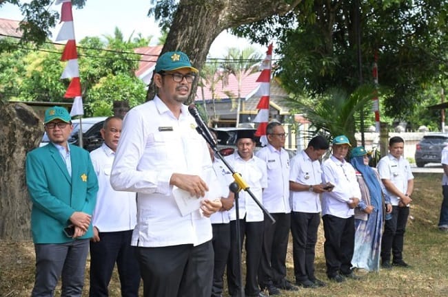 Staf Ahli Bupati Aceh Besar, Fata Muhammad SPd MM sampaikan sambutan pada acara penarikan Mahasiswa KKN USK tahun 2026 di Halaman Kantor Camat Blang Bintang, Aceh Besar, Rabu (5/08/2026). FOTO/MC ACEH BESAR Staf Ahli Bupati Aceh Besar, Fata Muhammad SPd MM sampaikan sambutan pada acara penarikan Mahasiswa KKN USK tahun 2026 di Halaman Kantor Camat Blang Bintang, Aceh Besar, Rabu (5/08/2026). FOTO/MC ACEH BESAR