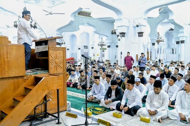 Bupati Aceh Besar, H Muharram Idris menghadiri peringatan Maulid Nabi Muhammad SAW 1448 H, di Masjid Raya Baiturrahman, Banda Aceh, Senin (24/8/2026) malam. FOTO/ MC ACEH BESAR Bupati Aceh Besar, H Muharram Idris menghadiri peringatan Maulid Nabi Muhammad SAW 1448 H, di Masjid Raya Baiturrahman, Banda Aceh, Senin (24/8/2026) malam. FOTO/ MC ACEH BESAR