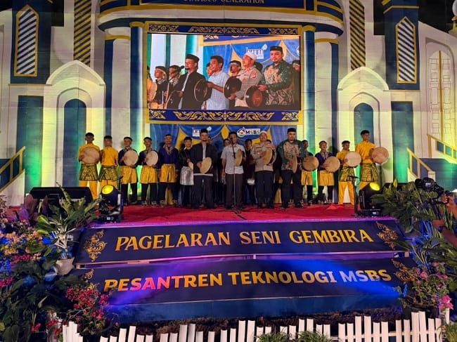 Prosesi penabuhan beduk sebagai simbolis pembukaan Seni Gembira yang digelar Pesantren Teknologi Muamalat Solidarity Boarding School (MSBS), di Kota Jantho, Aceh Besar, Sabtu (22/8/2026) malam. FOTO/ MC ACEH BESAR Prosesi penabuhan beduk sebagai simbolis pembukaan Seni Gembira yang digelar Pesantren Teknologi Muamalat Solidarity Boarding School (MSBS), di Kota Jantho, Aceh Besar, Sabtu (22/8/2026) malam. FOTO/ MC ACEH BESAR