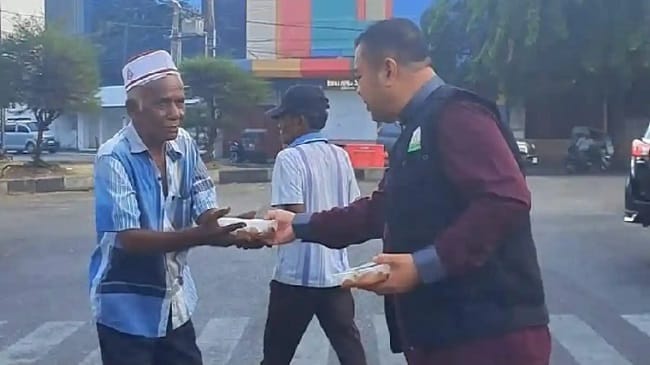 BAGI BINGKISAN – Sekretaris Dinas Sosial Aceh, Michael Octaviano, membagikan bingkisan dalam rangka memanfaatkan WFH untuk kegiatan sosial melalui gerakan Jumat Berkah, pada Jumat (31/7/2026). BAGI BINGKISAN – Sekretaris Dinas Sosial Aceh, Michael Octaviano, membagikan bingkisan dalam rangka memanfaatkan WFH untuk kegiatan sosial melalui gerakan Jumat Berkah, pada Jumat (31/7/2026).