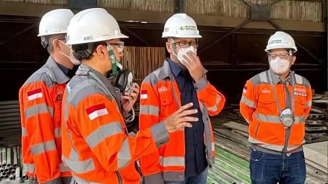 BERKOORDINASI - Direktur Utama SIG, Indrieffouny Indra (kedua dari kanan) memimpin koordinasi lapangan di Pabrik Lhoknga untuk memastikan ketersediaan pasokan semen di Aceh, Selasa (4/8/2026).