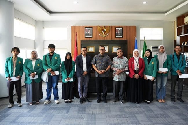 Banda Aceh, Sebanyak tujuh mahasiswa Universitas Syiah Kuala (USK) menerima Beasiswa Dana Pengembangan Kemanusiaan Amal Shalih Tahun 2026 dari PT Syaukath Sejahtera yang sebelumnya bernama PT Kande Agung. Penyerahan beasiswa tersebut dilangsungkan di Ruang Mini Rektor USK, Banda Aceh, pada Selasa, 11 Agustus 2026. Foto/Istimewa Banda Aceh, Sebanyak tujuh mahasiswa Universitas Syiah Kuala (USK) menerima Beasiswa Dana Pengembangan Kemanusiaan Amal Shalih Tahun 2026 dari PT Syaukath Sejahtera yang sebelumnya bernama PT Kande Agung. Penyerahan beasiswa tersebut dilangsungkan di Ruang Mini Rektor USK, Banda Aceh, pada Selasa, 11 Agustus 2026. Foto/Istimewa