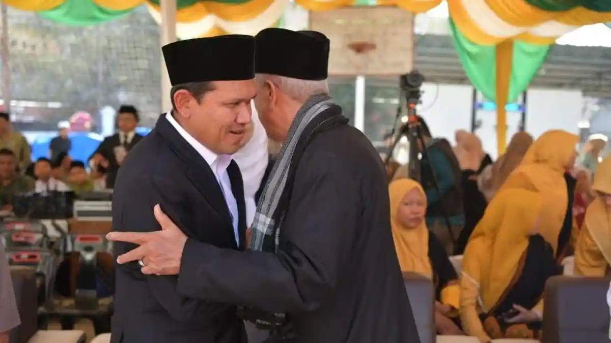 HADIRI MILAD – Wakil Gubernur Aceh, Fadhlullah, menghadiri Milad dan Tasyakkur XXVIII Dayah Terpadu Inshafuddin di Gampong Lambaro Skep, Kecamatan Kuta Alam, Kota Banda Aceh, Sabtu (1/8/2026).