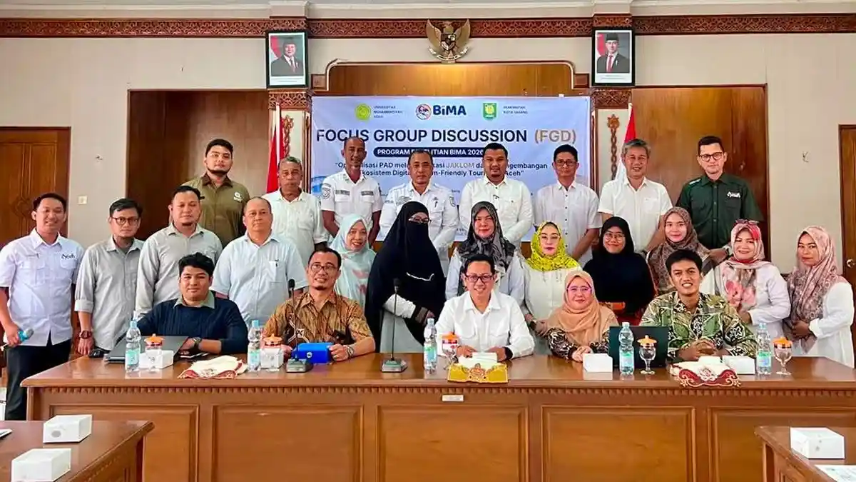 FOTO BERSAMA - Peserta Focus Group Discussion (FGD) pengembangan aplikasi JAKLOM berfoto bersama usai kegiatan di Kota Sabang, Rabu (12/8/2026). FGD tersebut membahas penyempurnaan platform digital JAKLOM untuk mendukung ekosistem pariwisata Muslim-Friendly Tourism di Kota Sabang. FOTO BERSAMA - Peserta Focus Group Discussion (FGD) pengembangan aplikasi JAKLOM berfoto bersama usai kegiatan di Kota Sabang, Rabu (12/8/2026). FGD tersebut membahas penyempurnaan platform digital JAKLOM untuk mendukung ekosistem pariwisata Muslim-Friendly Tourism di Kota Sabang.