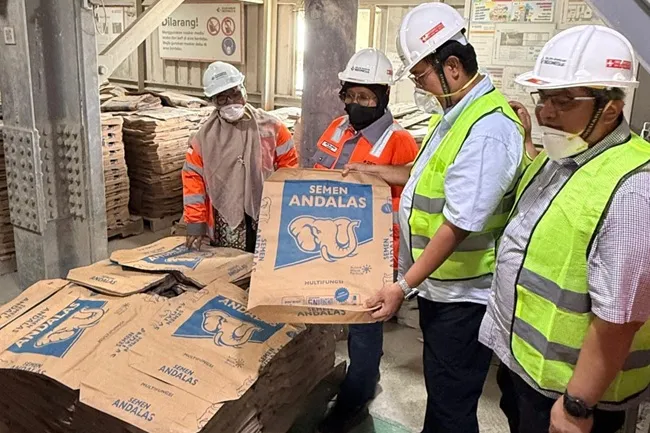 Direktur Operasi SIG Reni Wulandari (kedua dari kiri) bersama Direktur PT Solusi Bangun Andalas Edi Sarwono (ketiga dari kiri) dan Direktur Operasi PT Semen Padang Andria Delfa (kanan) saat melakukan kunjungan di packing plant Lhokseumawe, Aceh, pada Jumat (7/8/2026). Direktur Operasi SIG Reni Wulandari (kedua dari kiri) bersama Direktur PT Solusi Bangun Andalas Edi Sarwono (ketiga dari kiri) dan Direktur Operasi PT Semen Padang Andria Delfa (kanan) saat melakukan kunjungan di packing plant Lhokseumawe, Aceh, pada Jumat (7/8/2026).