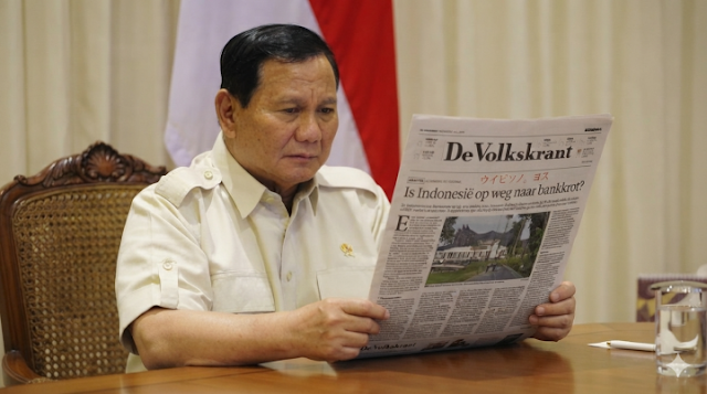 Presiden Prabowo Subianto membaca edisi de Volkskrant yang menampilkan laporan utama tentang perekonomian Indonesia.