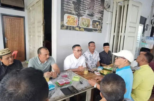 Anggota DPR RI Komisi III Fraksi Partai Demokrat, H.T. Ibrahim, S.T., M.M., bersilaturahmi dengan para keuchik dari tujuh kecamatan di Kabupaten Aceh Besar dalam pertemuan untuk menyerap aspirasi masyarakat di Lamreung, Kecamatan Krueng Barona Jaya, Jumat (7/8/2026). FOTO/Istimewa Anggota DPR RI Komisi III Fraksi Partai Demokrat, H.T. Ibrahim, S.T., M.M., bersilaturahmi dengan para keuchik dari tujuh kecamatan di Kabupaten Aceh Besar dalam pertemuan untuk menyerap aspirasi masyarakat di Lamreung, Kecamatan Krueng Barona Jaya, Jumat (7/8/2026). FOTO/Istimewa
