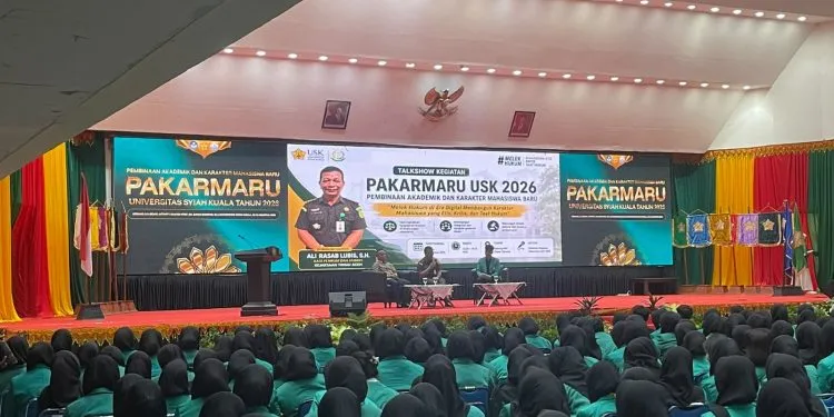 Kasi Penkum dan Humas Kejati Aceh Ali Rasab Lubis memberikan pembekalan tentang edukasi hukum kepada mahasiswa baru USK (Foto: Humas Kejati Aceh) Kasi Penkum dan Humas Kejati Aceh Ali Rasab Lubis memberikan pembekalan tentang edukasi hukum kepada mahasiswa baru USK (Foto: Humas Kejati Aceh)
