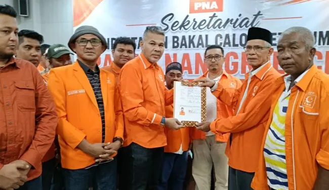 Misbahul Munir menyerahkan berkas pendaftaran bakal calon ketua umum PNA kepada Ketua Steering Committee (SC) Kongres II PNA Teungku H. Zamzami A. Rani atau Abu Tausi, di Sekretariat Kongres II PNA, Hotel Grand Nanggroe, Banda Aceh, Senin (3/8/2026).