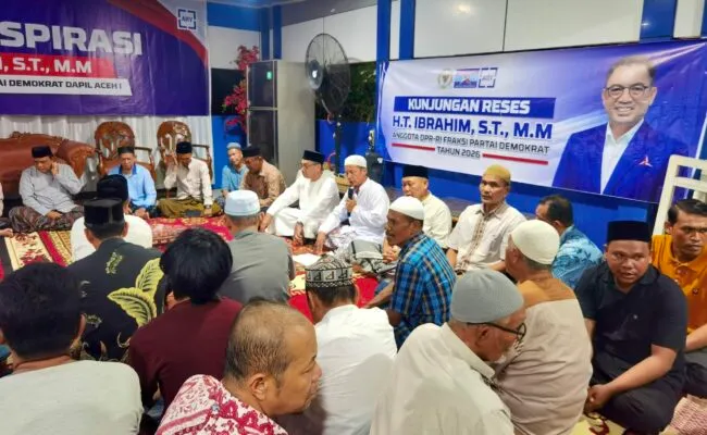 Anggota DPR RI Fraksi Partai Demokrat H.T. Ibrahim menyampaikan sambutan pada kegiatan silaturahmi dan doa bersama dalam rangka menyambut Hari Ulang Tahun (HUT) ke-25 Partai Demokrat di Rumah Aspirasi H.T. Ibrahim, Gampong Lieue, Kecamatan Darussalam, Kabupaten Aceh Besar, Sabtu (1/8/2026) malam.