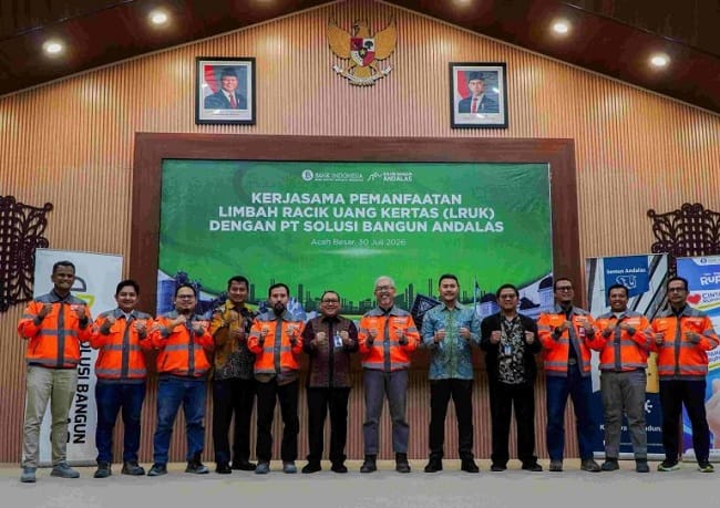 Perwakilan Bank Indonesia Provinsi Aceh dan PT Solusi Bangun Andalas foto bersama usai menandatangani kerja sama pemanfaatan Limbah Racik Uang Kertas (LRUK) sebagai bahan bakar alternatif melalui metode co-processing di Aceh Besar, Kamis (30/7/2026). Foto: (Humas BI Perwakilan Aceh). Perwakilan Bank Indonesia Provinsi Aceh dan PT Solusi Bangun Andalas foto bersama usai menandatangani kerja sama pemanfaatan Limbah Racik Uang Kertas (LRUK) sebagai bahan bakar alternatif melalui metode co-processing di Aceh Besar, Kamis (30/7/2026). Foto: (Humas BI Perwakilan Aceh).