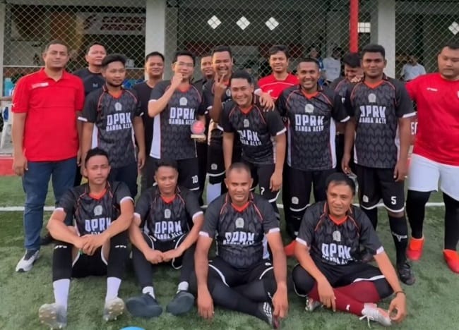 Ketua DPRK Banda Aceh Irwansyah ST bersama tim DPRK Banda Aceh mengikuti Turnamen Trofeo Corner Arena – Special Kemerdekaan di Lapangan Corner Arena, Lampriet, Banda Aceh, Senin (17/8/2026). Foto: Dok. DPRK Banda Aceh