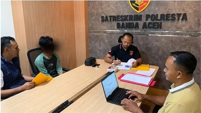 DIAMANKAN - Penyidik Satreskrim Polresta Banda Aceh mengamankan seorang terduga pelaku penggelapan uang, Minggu (23/8/2026). DIAMANKAN - Penyidik Satreskrim Polresta Banda Aceh mengamankan seorang terduga pelaku penggelapan uang, Minggu (23/8/2026).