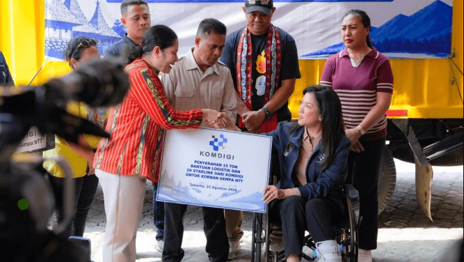 Komdigi Serahkan 15 Ton Bantuan Logistik dan 20 Starlink untuk Korban Gempa NTT