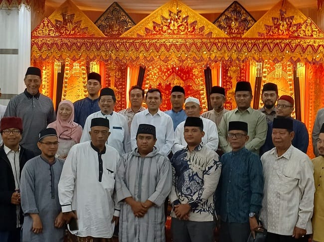 FOTO BERSAMA — Wagub Aceh, Fadhlullah, melakukan foto bersama imam dan pengurus Masjid Raya Baiturrahman Banda Aceh dalam acara sarapan pagi bersama yang berlangsung di Aula Rumah Dinas Wakil Gubernur Aceh, Sabtu (1/8/2026). FOTO BERSAMA — Wagub Aceh, Fadhlullah, melakukan foto bersama imam dan pengurus Masjid Raya Baiturrahman Banda Aceh dalam acara sarapan pagi bersama yang berlangsung di Aula Rumah Dinas Wakil Gubernur Aceh, Sabtu (1/8/2026).
