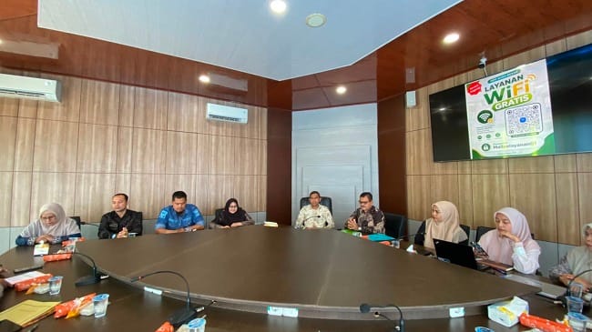 Sebagai upaya untuk mempermudah akses pelayanan bagi masyarakat , Dinas Pemberdayaan Masyarakat dan Gampong (DPMG) Kabupaten Aceh Besar resmi membuka counter layanan di Mal Pelayanan Publik (MPP) Lambaro Sebagai upaya untuk mempermudah akses pelayanan bagi masyarakat , Dinas Pemberdayaan Masyarakat dan Gampong (DPMG) Kabupaten Aceh Besar resmi membuka counter layanan di Mal Pelayanan Publik (MPP) Lambaro