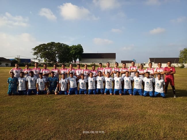 Foto bersama tim Pemkab Aceh Besar (kostum putih-merah) dan tim Pemko Sabang (kostum putih-biru), di Lapangan Sabang Marauke, Kota Sabang, Sabtu (1/8/2026) sore. FOTO/ MC ACEH BESAR Foto bersama tim Pemkab Aceh Besar (kostum putih-merah) dan tim Pemko Sabang (kostum putih-biru), di Lapangan Sabang Marauke, Kota Sabang, Sabtu (1/8/2026) sore. FOTO/ MC ACEH BESAR