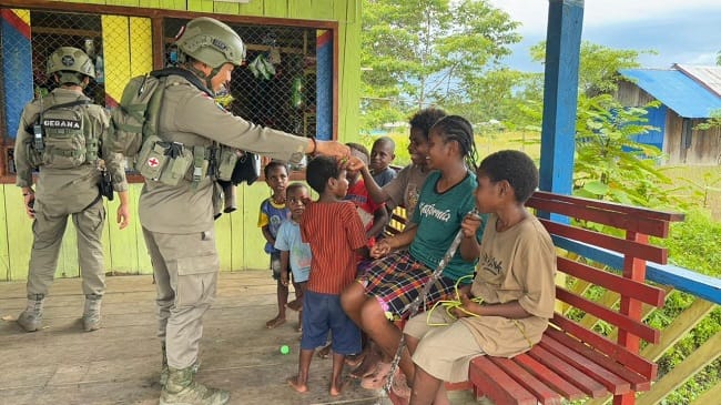 Personel Satgas Operasi Damai Cartenz-2026 menyapa dan berinteraksi dengan warga saat patroli dialogis di Distrik Kenyam, Kabupaten Nduga, Papua Pegunungan, Sabtu (1/8/2026). Personel Satgas Operasi Damai Cartenz-2026 menyapa dan berinteraksi dengan warga saat patroli dialogis di Distrik Kenyam, Kabupaten Nduga, Papua Pegunungan, Sabtu (1/8/2026).