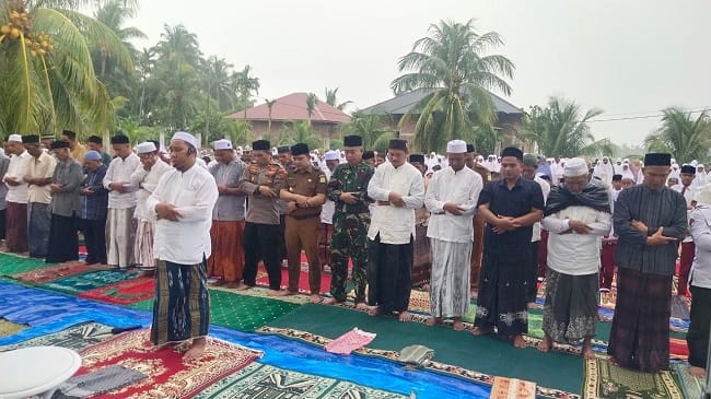Imam Masjid Lamkunyet memimpin Shalat Istisqa di halaman Masjid Babussalam, Gampong Lamkunyet, Senin (3/8/2026). FOTO/ MC ACEH BESAR