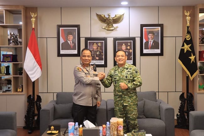 SALAM KOMANDO — Kapolda Aceh Irjen Pol. Ruddi Setiawan salam komando dengan Kasdam Iskandar Muda Brigjen TNI Dwi Sasongko, dalam pertemuan silaturahmi di Ruang Kerja Kapolda Aceh, di Mapolda Aceh, Senin (3/8/2026). SALAM KOMANDO — Kapolda Aceh Irjen Pol. Ruddi Setiawan salam komando dengan Kasdam Iskandar Muda Brigjen TNI Dwi Sasongko, dalam pertemuan silaturahmi di Ruang Kerja Kapolda Aceh, di Mapolda Aceh, Senin (3/8/2026).