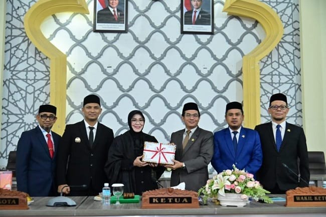 Wali Kota Banda Aceh Illiza Sa’aduddin Djamal menyerahkan dokumen R-KUA-PPAS APBK 2027 kepada Ketua DPRK Banda Aceh Irwansyah pada Rapat Paripurna DPRK Banda Aceh, Senin (3/8/2026).