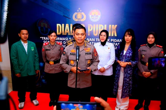 Sinergi Tangkal Love Scamming: Kabag Mitra Biro Penmas Divhumas Polri Kombes Pol. Hadi Wahyudi bersama narasumber dari Polri, Komnas Perempuan, psikolog forensik, dan akademisi usai Dialog Penguatan Internal Polri ke-2 yang membahas strategi menghadapi kejahatan digital di Jakarta, Selasa (4/8/2026). Sinergi Tangkal Love Scamming: Kabag Mitra Biro Penmas Divhumas Polri Kombes Pol. Hadi Wahyudi bersama narasumber dari Polri, Komnas Perempuan, psikolog forensik, dan akademisi usai Dialog Penguatan Internal Polri ke-2 yang membahas strategi menghadapi kejahatan digital di Jakarta, Selasa (4/8/2026).