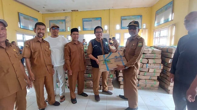 Camat Peukan Bada, Salamuddin ZM, SE, didampingi Sekretaris Kecamatan (Sekcam) Rusydi, S.Ag., M.Pd foto bersama usai menerima bantuan ikan segar dari Dinas Kelautan dan Perikanan (DKP) Aceh, di UDKP Peukan Bada, Senin (3/8/2026). FOTO/ MC ACEH BESAR Camat Peukan Bada, Salamuddin ZM, SE, didampingi Sekretaris Kecamatan (Sekcam) Rusydi, S.Ag., M.Pd foto bersama usai menerima bantuan ikan segar dari Dinas Kelautan dan Perikanan (DKP) Aceh, di UDKP Peukan Bada, Senin (3/8/2026). FOTO/ MC ACEH BESAR