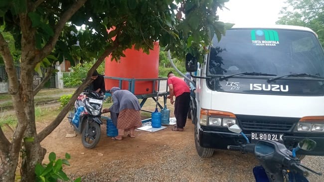 Petugas PDAM Tirta Mountala Aceh Besar menyuplai air bersih di Komplek Biluy Resort-Payaroh, Kecamatan Darul Imarah, Kabupaten Aceh Besar, Senin (3/8/2026). FOTO/ DOK MC ACEH BESAR