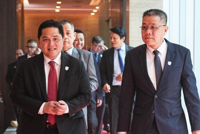 Ketua Umum PSSI Erick Thohir (kiri) bersama Presiden AFF Khiev Sameth (kanan). Foto: Dok. PSSI