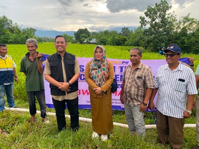 Tim Pemkab Aceh Besar bersama BWS Sumatera I Kementerian Pekerjaan Umum, memfasilitasi pompanisasi di Gampong Keumireu, Kecamatan Kuta Cot Glie, Kabupaten Aceh Besar, Selasa (4/8/2026). FOTO/ MC ACEH BESAR