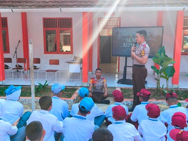 Taruna Akpol memberikan materi kedisiplinan dan kepemimpinan kepada siswa Sekolah Rakyat dalam Program Taruna Bhakti 2026, Selasa (4/8/2026).