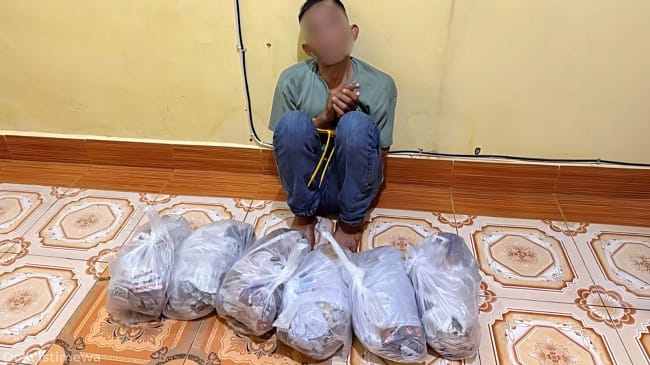 Kurir berinisial HH (43) dengan barang bukti enam kilogram ganja diamankan di Nagan Raya. Foto: Dok. Bea Cukai Lhokseumawe. Kurir berinisial HH (43) dengan barang bukti enam kilogram ganja diamankan di Nagan Raya. Foto: Dok. Bea Cukai Lhokseumawe.