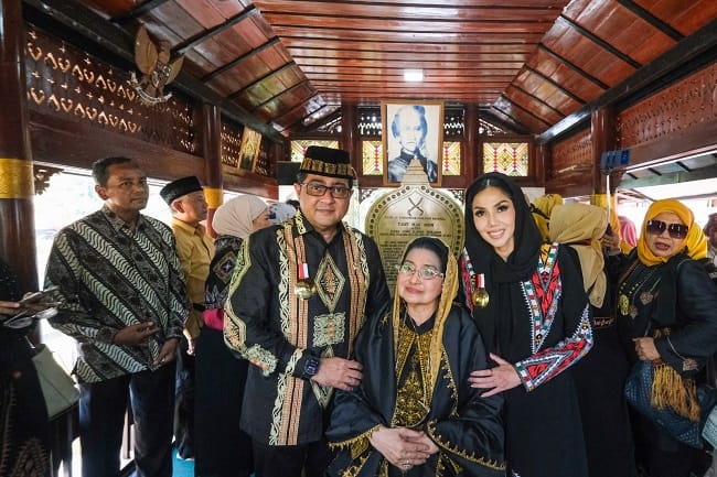 Caption: Menteri Ekonomi Kreatif/Kepala Badan Ekonomi Kreatif (Ekraf), Teuku Riefky Harsya, berziarah ke makam Pahlawan Nasional Cut Nyak Dhien di Kompleks Makam Gunung Puyuh, Sumedang, Jawa Barat, Selasa (4/8/2026).