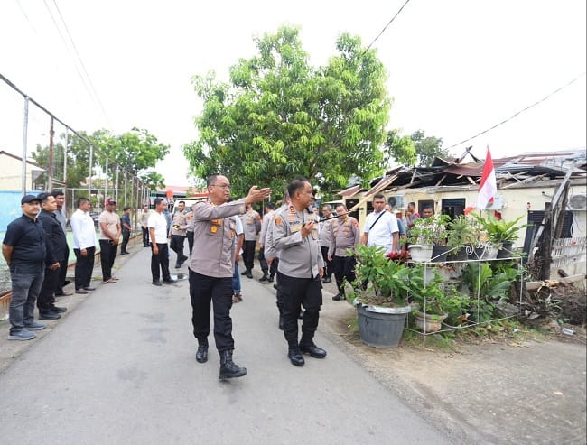 TINJAU KERUSAKAN – Kapolda Aceh, Irjen Pol. Ruddi Setiawan, meninjau rumah dinas anggota Polri di Asrama Polisi (Aspol) Lamteumen I, Banda Aceh, yang mengalami kerusakan setelah diterjang angin kencang pada Rabu (5/8/2026) dinihari. TINJAU KERUSAKAN – Kapolda Aceh, Irjen Pol. Ruddi Setiawan, meninjau rumah dinas anggota Polri di Asrama Polisi (Aspol) Lamteumen I, Banda Aceh, yang mengalami kerusakan setelah diterjang angin kencang pada Rabu (5/8/2026) dinihari.