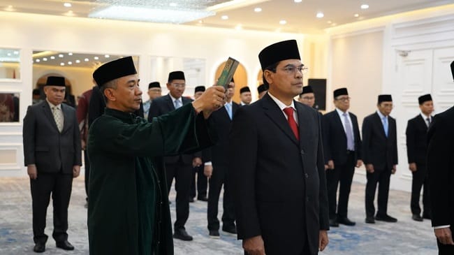 Menteri Agama RI, Nasaruddin Umar, berfoto dengan Prof Mujiburrahman sebagai Rektor UIN Ar-Raniry Banda Aceh untuk melanjutkan masa kepemimpinannya pada periode 2026–2030 di Gedung Kementerian Agama RI, Jakarta, Kamis (6/8/2026). Menteri Agama RI, Nasaruddin Umar, berfoto dengan Prof Mujiburrahman sebagai Rektor UIN Ar-Raniry Banda Aceh untuk melanjutkan masa kepemimpinannya pada periode 2026–2030 di Gedung Kementerian Agama RI, Jakarta, Kamis (6/8/2026).