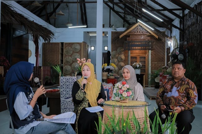 Ketua Dekranasda Aceh Besar Hj Rita Mayasari, saat menjadi narasumber pada talkshow bersama RRI Banda Aceh di Rumoh Malaka Batik, Kecamatan Kuta Malaka, Kabupaten Aceh Besar, Kamis (6/8/2026). FOTO/ MC ACEH BESAR Ketua Dekranasda Aceh Besar Hj Rita Mayasari, saat menjadi narasumber pada talkshow bersama RRI Banda Aceh di Rumoh Malaka Batik, Kecamatan Kuta Malaka, Kabupaten Aceh Besar, Kamis (6/8/2026). FOTO/ MC ACEH BESAR