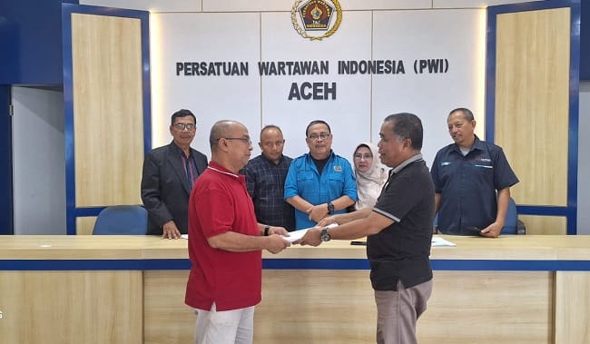 Ketua Koperasi Tinta Emas Aceh demisioner, Nurdinsyam menyerahkan dokumen hasil RAT Tahun Buku 2025 kepada Azhari (kiri) selaku ketua terpilih untuk melanjutkan kepengurusan hingga 2028 disaksikan Badan Pengawas, Pendiri dan formatur pada prosesi RAT di Aula PWI Aceh, Kamis, 6 Agustus 2026. (Dok PWI Aceh) Ketua Koperasi Tinta Emas Aceh demisioner, Nurdinsyam menyerahkan dokumen hasil RAT Tahun Buku 2025 kepada Azhari (kiri) selaku ketua terpilih untuk melanjutkan kepengurusan hingga 2028 disaksikan Badan Pengawas, Pendiri dan formatur pada prosesi RAT di Aula PWI Aceh, Kamis, 6 Agustus 2026. (Dok PWI Aceh)
