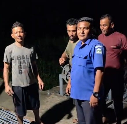 Petugas Perumdam Tirta Mountala saat meninjau dan membersihkan sedimen di bendungan karet WTP Pasi Lamgarot, cabang Siron, Kecamatan Ingin Jaya, Aceh Besar, pada Rabu (5/8/2026) malam. FOTO/ PDAM TIRTA MOUNTALA Petugas Perumdam Tirta Mountala saat meninjau dan membersihkan sedimen di bendungan karet WTP Pasi Lamgarot, cabang Siron, Kecamatan Ingin Jaya, Aceh Besar, pada Rabu (5/8/2026) malam. FOTO/ PDAM TIRTA MOUNTALA
